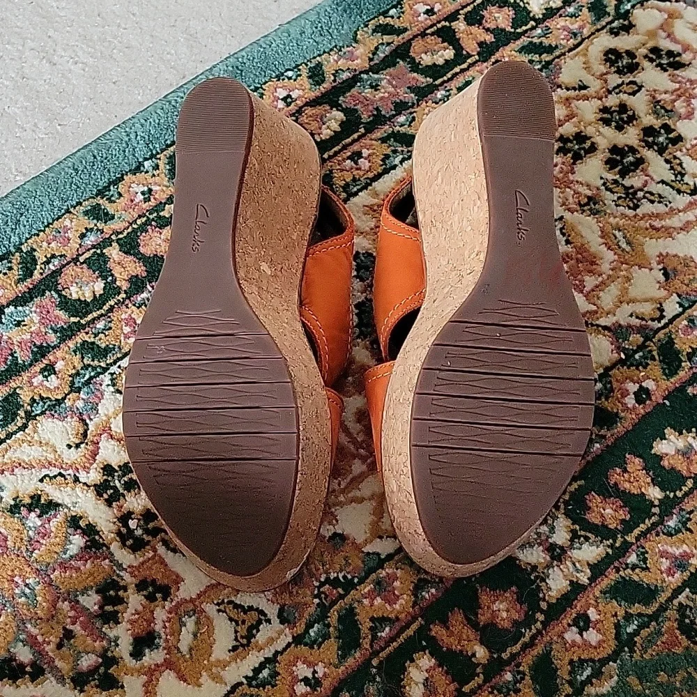 Clarks Genuine Leather Wedge Sandal w Velcro Strap - Picture 2 of 8